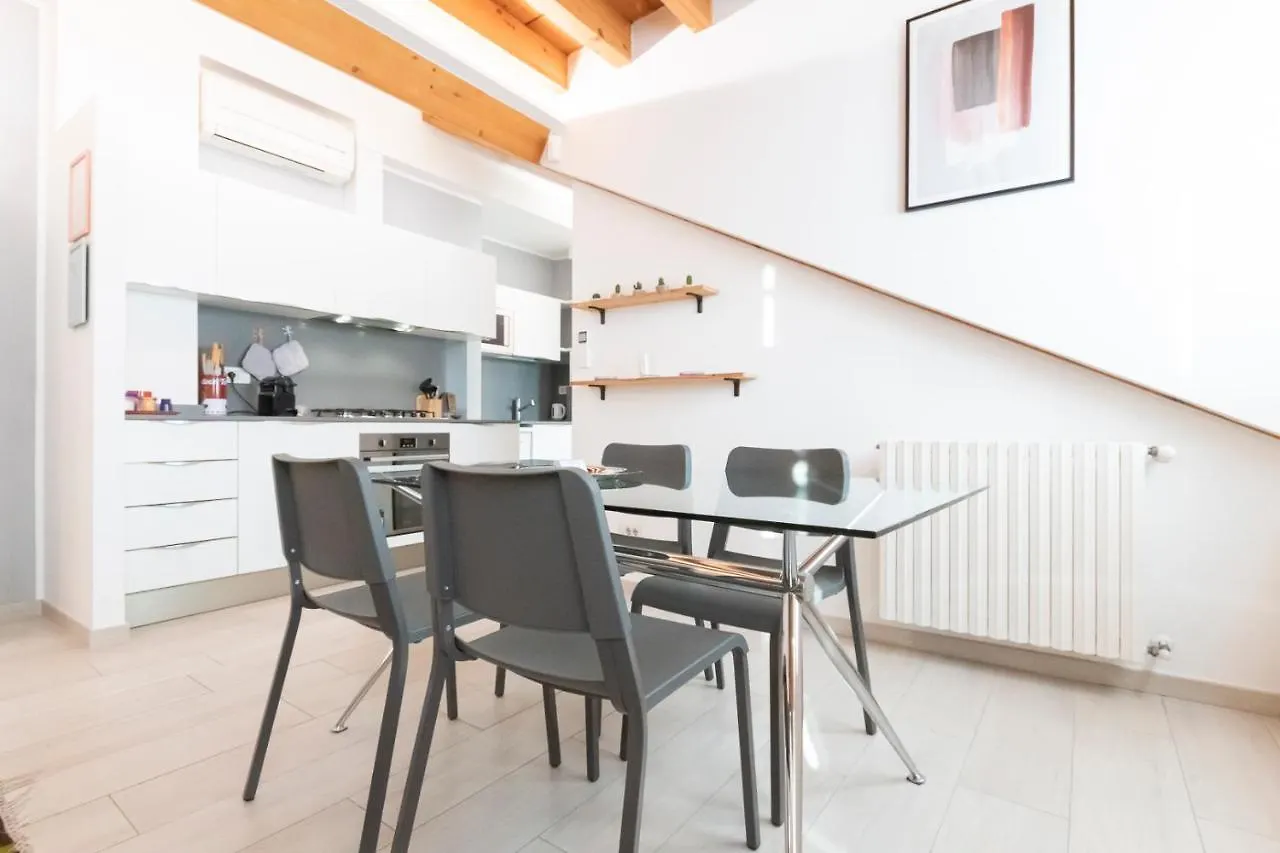 Mansarda Cola Apartment Milan