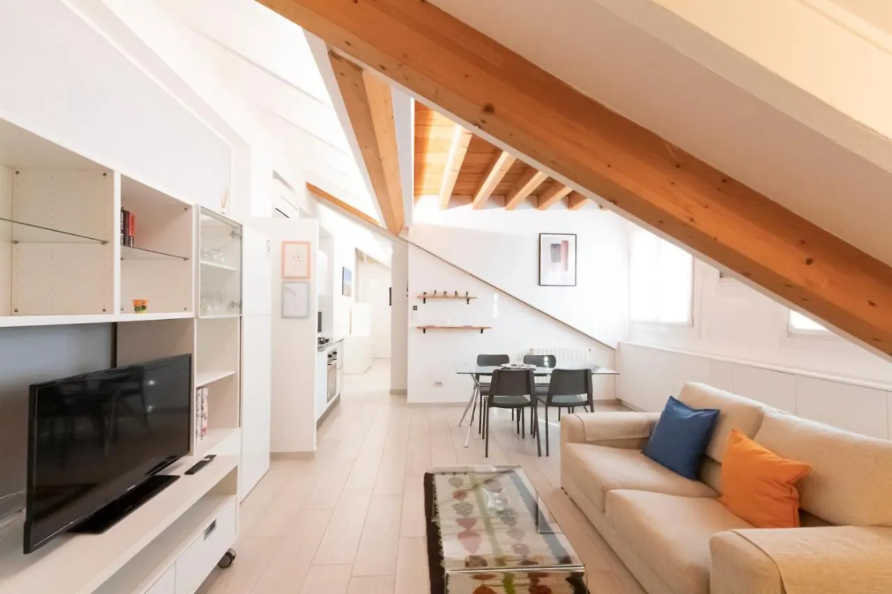 Mansarda Cola Apartment Milan