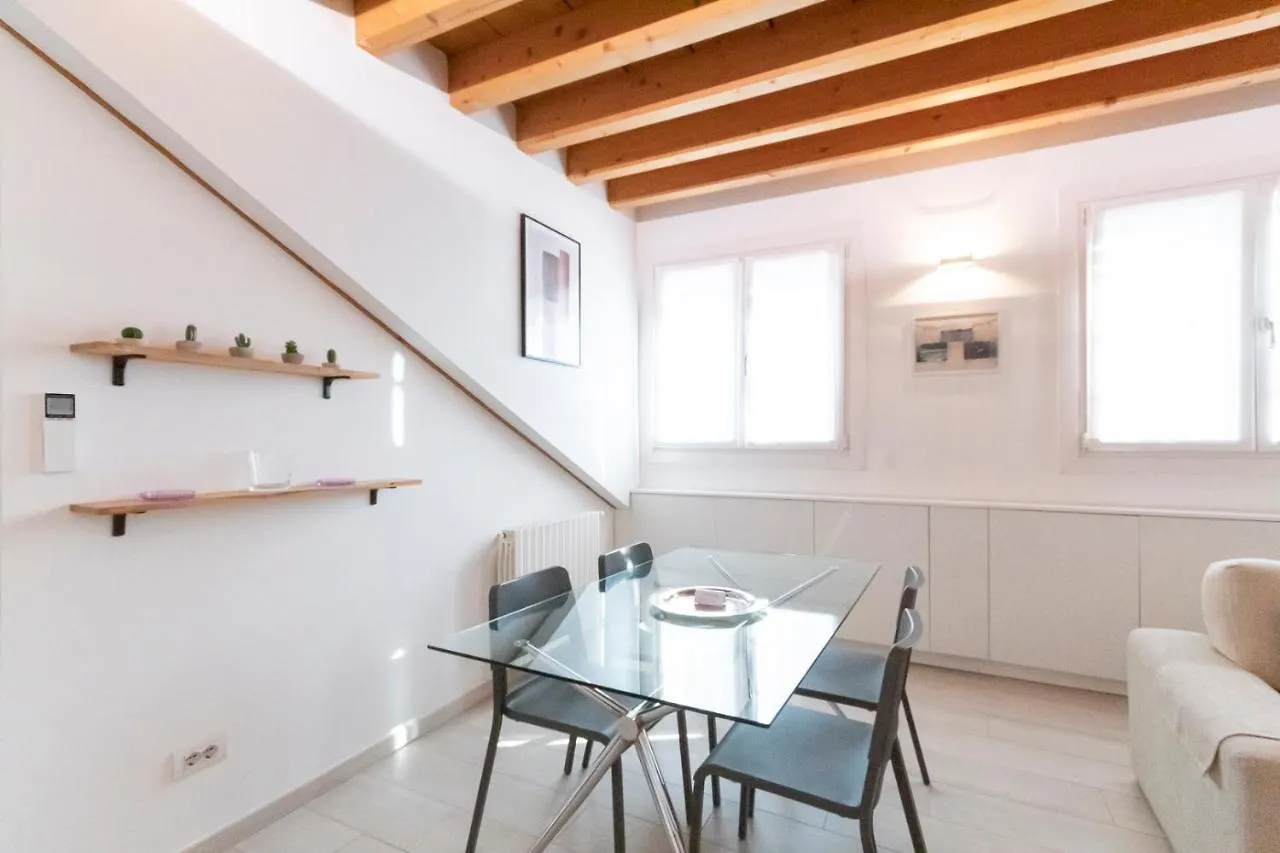 Mansarda Cola Apartment Milan