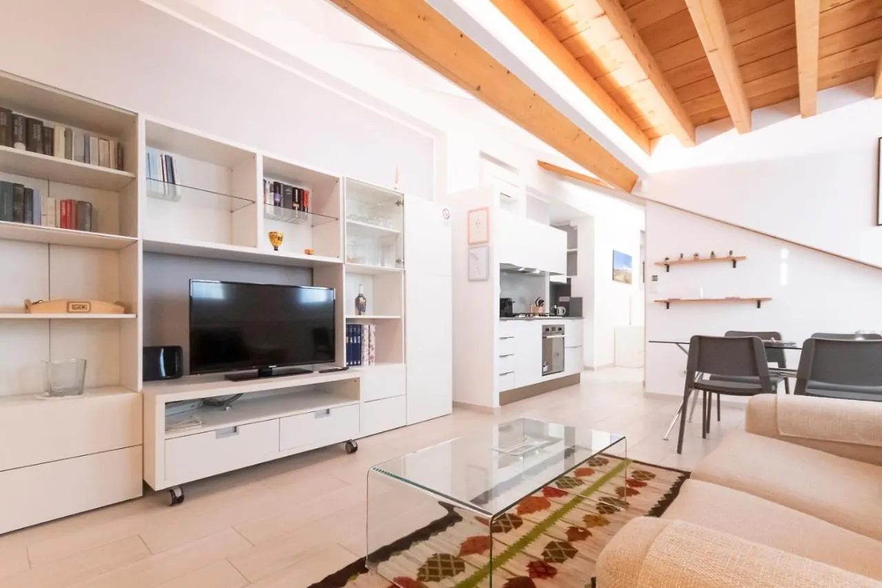 Mansarda Cola Apartment Milan